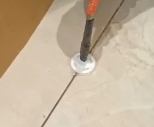 柯桥瓷砖空鼓维修公司专业解答瓷砖在铺贴过程中，如果没有涂抹均匀到位的粘结材料（如水泥砂浆或瓷砖胶），可能会导致以下问题